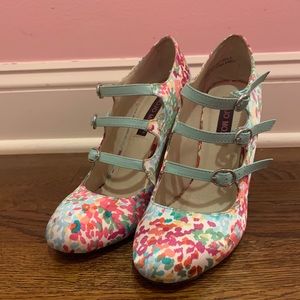 Fun vintage style Mojo Moxy heels. Size 8.5!